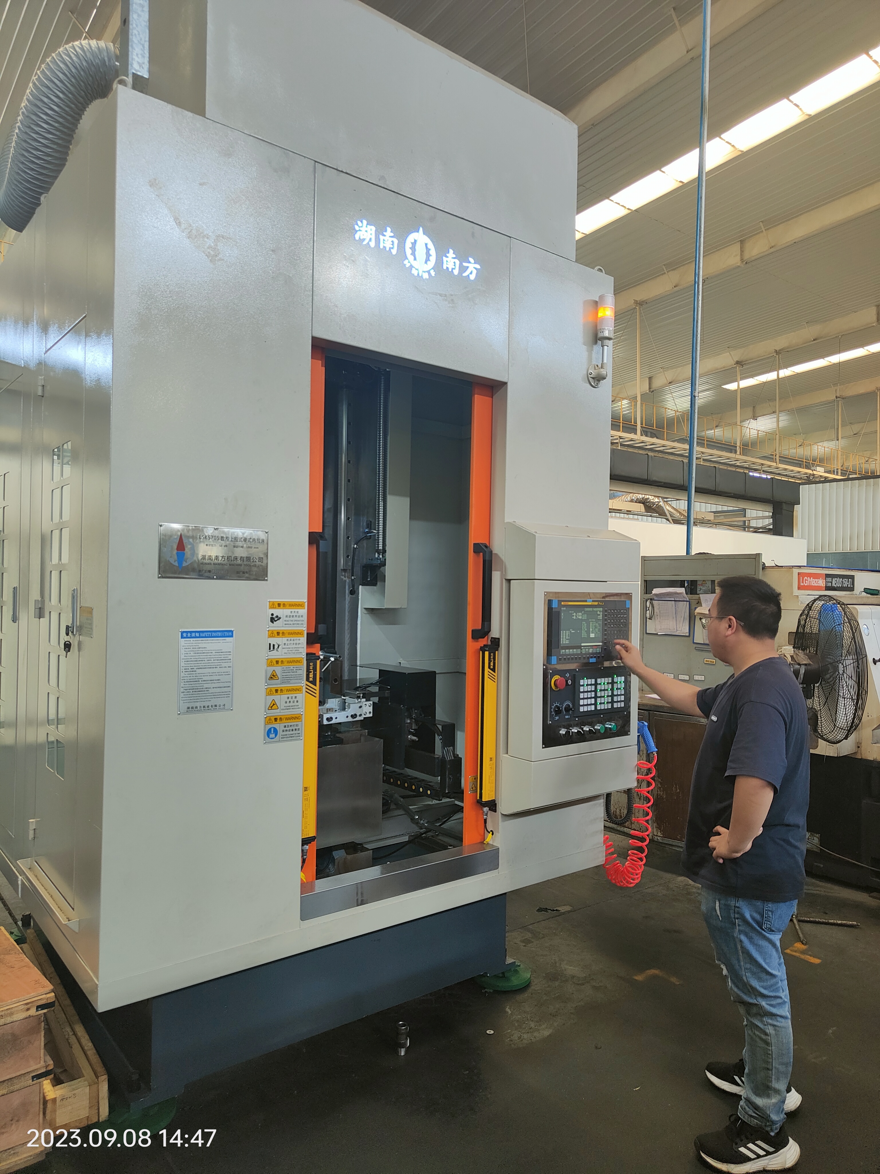 LSK5705高速數(shu)控上拉式(shi)硬拉床